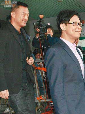 陳志雲（右）得知獲撤銷三項控罪後笑容燦爛，而王喜繼續陪上庭力撐對方。