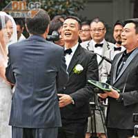 阮兆祥拿着iPad扮神父宣讀誓詞，一對新人笑得合不攏嘴。