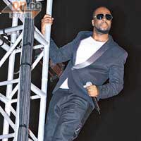 國際知名歌手Wyclef Jean在派對中爬上鐵架表演掀起高潮。