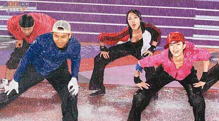 王君馨（右）與李亞男在排練期間大跳濕身舞。
