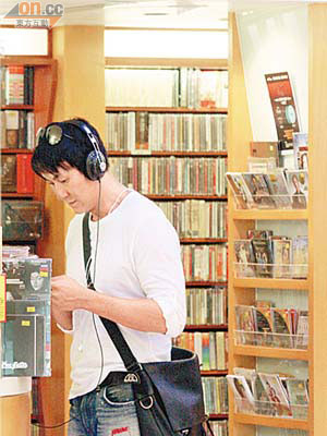 馬德鐘在唱片店戴耳筒試聽音樂。