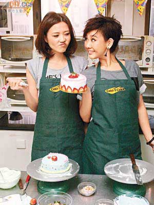 欣宜與師妹吳若希合力炮製蛋糕時經常鬥嘴，其實感情十分要好。
