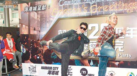 城城（左）與排舞師Sunny Wong先熱身來個前哨戰。