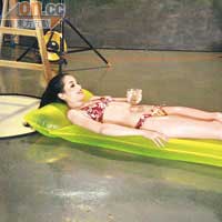 Melanie躺在浮床上擺出誘人甫士，又用水自淋玩濕身。