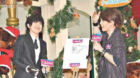 張芸京帶同師弟何維健出席商場簽唱會。