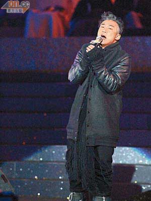 陳奕迅在十大中文金曲中奪七大獎，成為是晚大贏家，更在台上唱出三大至愛歌手的經典金曲。