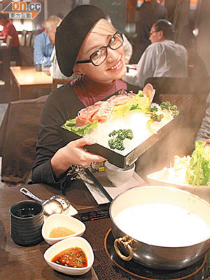 李卓庭在台灣狂吃北海道牛奶火鍋，大讚又抵又好食。