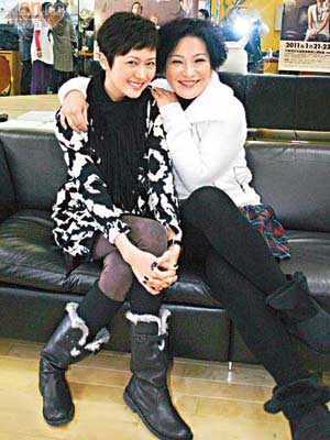 羅敏莊（左）及劉雅麗齊爆響口表示音樂劇之劇本非常感人。