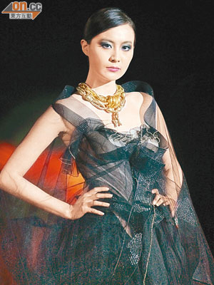 陳法拉昨晚在時裝騷上擔任模特兒。