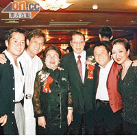 阿倫、阿叻、秀姑、志偉與曾啟榮（右三）早年在台灣出席宴會時合照。（資料圖片）
