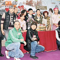 有份贊助劇集的板長壽司店老闆鄭威濤（後排左二），與眾演員合照。