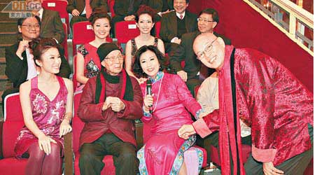 邵逸夫去年亮相年初一賀年直播節目，羅家英、汪明荃與劉倩婷向他拜年。（資料圖片）