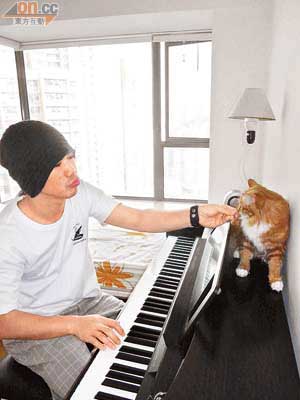泥鯭對貓彈琴，更笑言MiMi有「精神病」。