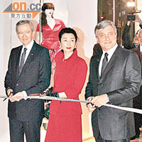 張曼玉擔任剪綵嘉賓，可見地位甚尊。（左）LVMH Group CEO Bernard Arnault（右）Dior CEO Sidney Toledaro