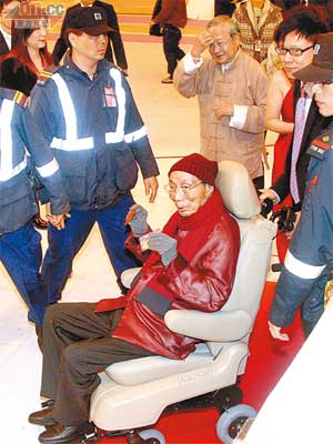 邵逸夫在陳志雲及大批保安護送下進入一廠，並揮手跟觀眾打招呼。