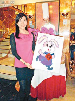 朱潔儀別具心思，繪畫玉兔油畫，寓意兔年開運。