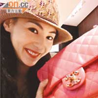 栢芝拿起霆鋒送贈的Chanel粉紅色手袋開心「合照」。