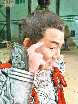 小齊繼拍攝《神槍手》時左眼受傷後，今次右眼亦遭殃。
