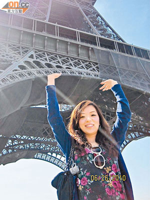 戚黛黛覺得拍攝巴黎鐵塔有一定難度，多番嘗試也未能拍得整個鐵塔。