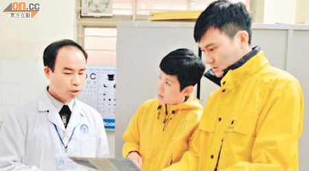 張智霖（右）與吳君如到越南作慈善探訪。