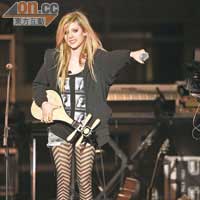 Avril獲贈柳琴，興奮得立即自彈自唱。