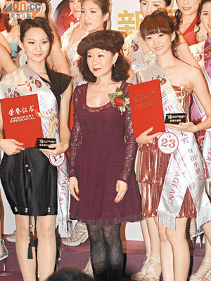 魏秋樺頒獎予台灣代表鄭宜姍（右）及澳門代表曾曉夢（左）。