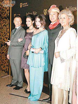 雪兒（左二）與溫碧霞分別偕同夫婿出席活動，右為香港癌症基金會創辦人兼總幹事羅莎莉。