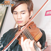 王梓軒擅長拉奏小提琴。