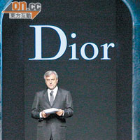 Dior品牌總裁Sidney開場時為Galliano的言論致歉。