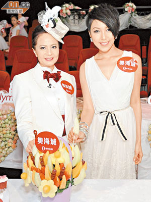 鍾舒漫與蘇蔡潔蓮女士（左）裝飾鮮果雕塑。