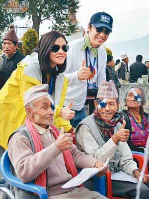 阿B及范姜走到尼泊爾，參加防盲復明義診活動。