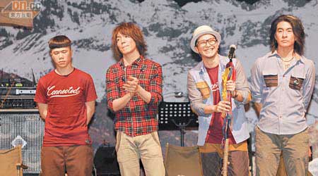 RubberBand大合唱為日本災民打氣，期間泥鯭（左一）一度感觸落淚。