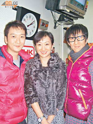 梁焯皓（左）到電台宣傳，姊姊及哥哥到場為他打氣。
