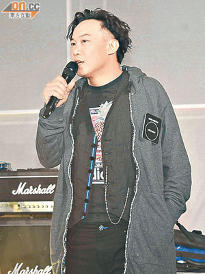 陳奕迅以全球代言人身份出席，並於台上表演。