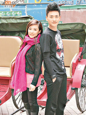 劉璇與黃宗澤拍劇時喜歡交流兩地樓盤心得。
