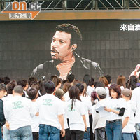 Lionel Richie透過螢幕勉勵日本災民。