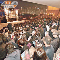 逾千歌迷出席在文化中心的紀念活動。