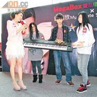 鍾嘉欣獲fans夾錢送上電子琴，驚喜萬分。