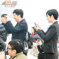 宣萱（右）與鄧健泓齊齊以手機將拍攝汽車墮海的情形拍下來。