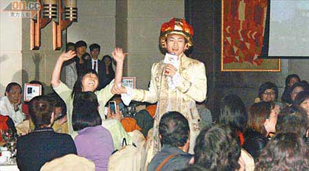 森美以王子造型出席活動，與觀眾打成一片。