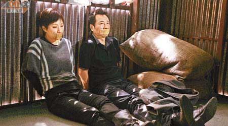 黎耀祥和張可頤在劇中遭綁架，被困鐵皮屋內待救。