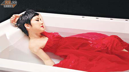 劉美君躺在注滿冷水的浴缸內，依然交足戲。