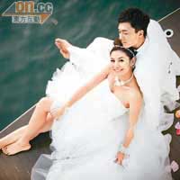 王浩信與江若琳在船上依偎合照，十分浪漫。