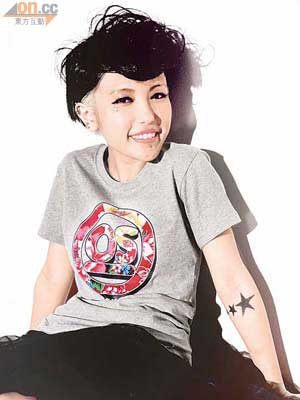 媽咪嚴禁紋身，鍾舒祺用顏料於手臂自畫圖案，一樣有型。