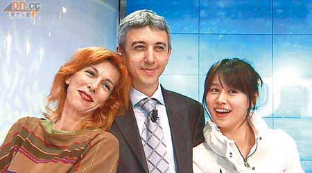 黃翠如（右）到羅馬尼亞電視台擔任嘉賓。