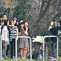 唐詩詠獲fans預祝生日，拍照時她識做地戴上公主帽又嘟嘴冧fans。