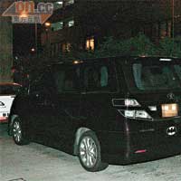 徐淑敏的七人車泊在警署附近，據知是徐淑敏陪沈報警。