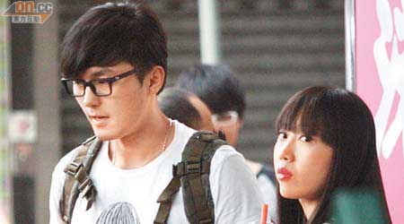 楊明與女友拍拖行街。
