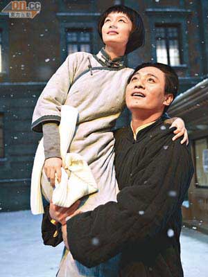 劉燁抱起李沁，在雪夜下營造浪漫感覺。