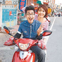 李尚正與黃芳雯重演《海角七號》男女主角坐電單車一幕。